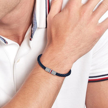 Ανδρικό βραχιόλι Tommy Hilfiger δερμάτινο σε μπλε χρώμα με πλεκτό σχέδιο.